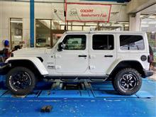 ノーマルスタイルでもこのド迫力ですが、本格クロスカントリーモデルなのでカッコよくアゲちゃいます。1インチ、2.5cmほどのアップですが、イメージ変わりましたよ!!