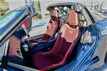 まずは運転席をRECARO RCSに交換したのですが、やっぱり左右お揃いがよくて追加注文。ブラックシェル/レッドが2脚並ぶと、まるで純正のような大満足の仕上がりになりました!!