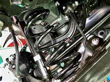 ピッカピカの新車、というより納車前ですが、“RS-R Ti2000”でほどよくローダウンしました。ググッと重厚感が増し精悍な見た目に仕上がりましたよ。雪道だって車高落としてカッコよく!!デス。