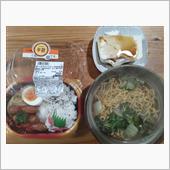 ポ一クウインナー乗せ弁当を食 ...