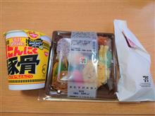 セブンのおむすび弁当とビッグアメリカンドッグとカップヌードルにんにく豚骨を~♪ セブンのおむすび弁当とビッグアメリカンドッグとカップヌードルにんにく豚骨を~♪