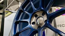 “より強く、より軽く”を追求して誕生したRAYS限定モデル「VOLK RACING ZE40 TIME ATTACKⅢ」にワクワク。独特の光沢で惹きつける専用カラーも見どころですよ!!