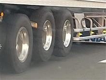 トレーラーの後輪の持ち上がってる姿、近くで見たら、スゴイ！
