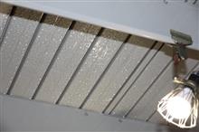 物置小屋の中で雨が降る
