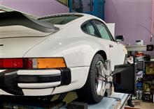 空冷･トーションバーモデルでもアライメントは大事ですね。リアウイングが迫力たっぷり、ポルシェ911カレラの走りを堪能するためにきっちりしっかり測定･調整です。