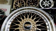 追加されたばかりの「BBS SUPER RS」、〈ディスク〉ゴールド&#215;〈リム〉シルバーダイヤカットを展示中。17本クロススポークデザインがより際立つニューカラーは大注目です!!