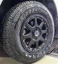 オンオフどっちもイケちゃうSUV/4&#215;4タイヤ“デューラー A/T 001”を、精悍なフラットブラックの“MLJ XTREAM J”と組み合わせて装着。ホワイトレターもよく似合います。