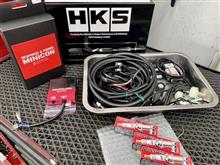 いろいろアップグレード。プラグを“HKS SUPER FIRE RACINGに交換し、“HKS EVC-S ブーストコントローラー”、“シエクル MINICON サブコンピューター”を装着しました。
