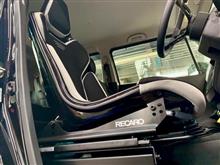 リフトアップしたらアライメント調整はお約束。そしてSUVにもおすすめの新世代コンフォートシート“RECARO RCS”を装着しました。乗り降りしやすそうだし、なによりもカッコいいですね!!