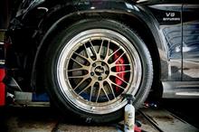 超ハイパフォーマンスプレミアムSUVにも“BBS LM DG-BKBD”はドンピシャです!! SUV に求められる高いドライ＆ウェット性能を高次元で両立した“ALENZA 001”と組み合わせて装着!