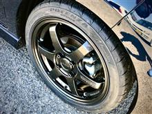 “RAYS VOLK RACING TE37 SONIC”と“POTENZA Adrenalin RE004”の組み合わせで、見た目も走りもアップグレード。ダイヤモンドダークガンメタ、いい色です。