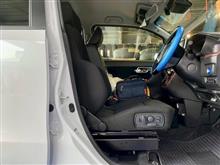 ちょっとお値段はしますが、快適に走ることを目的に運転席を“RECARO ORTHOPAD （レカロ オルソペド）”に交換!! 電動機構がいっぱい付いてるので“バッ直”で電源安定供給です。