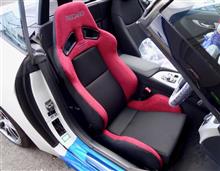 RECARO SR-7のウルトラスエード採用バージョン“GU”は、このレッド&#215;ブラック&#215;ブラックがとっても艶やか。気持ちよく走れるし、気分もスゴく上がりますよね!!