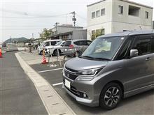 昼食は心地良い公園でパン食です