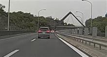 高速道路で落下物に遭遇