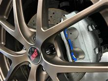 マグネタイトグレーメタリックのボディカラーにマットグレーのSTI&#215;BBSホイールがシブすぎですが、ドリルドディスクに“ENDLESS MX72 PLUS”パッドを組み合わせて戦闘力アップです!!