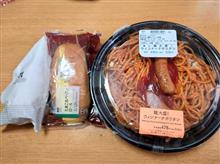 ローソンの麺大盛り！ウインナーナポリタンとたまご＆ベーコンロールとセブンのアメリカンドッグを～（笑）