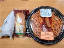 ローソンの麺大盛り！ウインナーナポリタンとたまご＆ベーコンロールとセブンのアメリカンドッグを～（笑） 