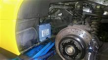 335/30R18サイズの極太左リヤタイヤを取り外して、ようやくアクセス。スーパースポーツのバッテリー交換はなかなか大変ですが、“VARTAシルバーダイナミック”で元気を取り戻しました。