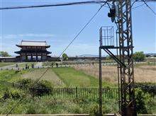中を通る電車