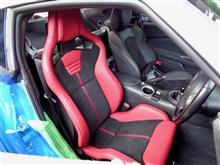 リクライニングできるシートにしようかなぁということで「RECARO RS-G」から「RECARO Sportster」へチェ〜ンジ!! NISMOカラー的な艶やかさもステキです。