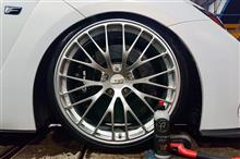 最新仕様はダイヤモンドシルバーの超超ジュラルミン鍛造製“BBS RZ-D”を装着。ホイールの存在感を際立たせるため、3M製サテンカラーフィルムでボディラッピングしました!!