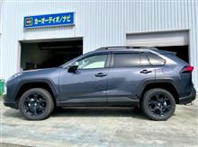 リフトアップスプリング“tanabe DEVIDE-UP210”で前後35mmほどアゲたら、かなりの迫力アップで威風堂々。RAV4はリフトアップが似合いますね。