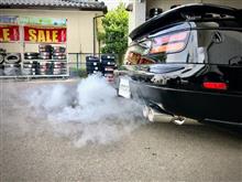 V6エンジンなので片バンクずつバランスチューブのところから点滴。とってもきれいなZ32フェアレディZに“WAKO’S RECS”を施工し、モクモク完了です。