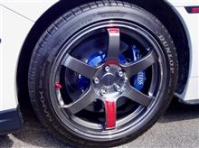 スバル一筋のオーナーが高性能4WDスポーツに選んだのは“VOLK RACING TE37 SAGA SL”。プレスドグラファイト&#215;専用スポークステッカーの奥にちらりと覗くエンドレスの6POTも素敵!!