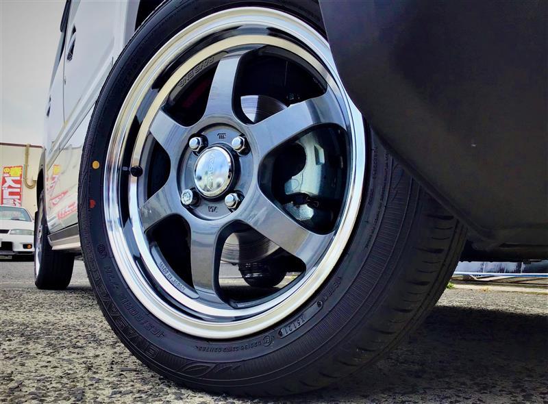 オプションカラーで染め上げた“RAYS VOLK RACING TE37 KCR”で