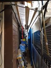 物置？　屋根だけ付いた