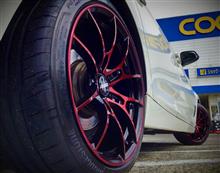 “RAYS VOLK RACING G025”のシャープなスポークラインで愛車の印象がガラッと変わりました。そして“BR/C、ボルドーレッドクリア”が華を添えます!!