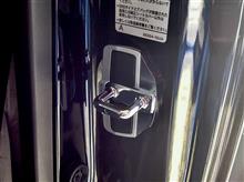 ぜんぜん意味合いは異なりますが、どちらもドライビングが楽しくなるパーツです。“AISINドアスタビライザー”と“APIOアルミペダルセット”を取り付けました!!