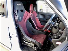 ちょっと座っただけで “包み込むホールド感” にヤラレちゃいました！お気に入りのRECARO RCSは助手席に移設して、運転席には“RECARO RS-G”をセット。RSCとRS-Gの並びがサイコー！