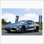 スタッフがグッドイヤーのスポ ...