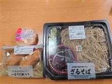セブンのざるそばといなりとフライドライスおむすびを～♪