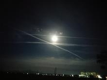 月と飛行機曇