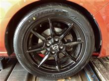 スリップサインが出ちゃうほどすり減っていたのでちょっとびっくり。新しいタイヤは“POTENZA Adrenalin RE004”をチョイスして、アライメント調整もしっかり行いました。