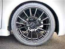 インチアップに重宝するSEIBERLING SL201に、“ウェッズスポーツ SA-35R”を組み合わせて装着。ウォースブラッククリアーカラーは、スポーティでもありラグジュアリーでもあり、美しい色味で