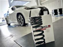 モデリスタのエアロとカラードフェンダーアーチモールでよりスタイリッシュなエクステリアなので、仕上げにRS-R Ti2000でローダウン。あわせてこの時期威力を発揮する撥水ワイパーへ交換です。