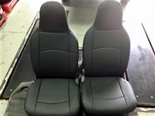 “シートカバー”は純正シートが汚れるのを避けたい方はもちろん、車内の雰囲気を変えたいときにも有効ですね。場合によってはこんなふうに、シートを外して装着するほうがきれいに仕上がりますよ。