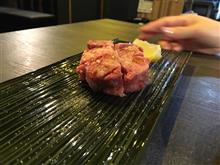 今まで見た中で 最も厚い 牛タンステーキ