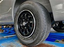 いま履いている夏タイヤにスタイリッシュなホイールを用意し、冬用に純正スチールホイールへ「ブリザックVL1」をセット。“クロス履き替え”で夏冬ま〜るく収まりました。