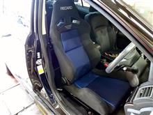 RECARO SR-7は座り心地の良さとスポーティなホールド感のバランスがとってもいいのが魅力。幅広い車種とクルマの使い方にしますが、内装に合わせやすいBlack &#215; Blueをチョイスしました。