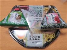 ファミマの冷しつけ麺とおにぎりを～♪