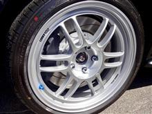 ライトウェイトスポーツホイールの代名詞“ENKEI Racing RPF1”と9本スポークによる新たな提案“ENKEI PerformanceLine PF09”。さてどちらがお好み？