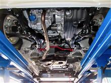 まさに縁の下の力持ちな“tanabe SUSTEC アンダーブレース”を装着。補強のしかたが前後で異なるのがおもしろいですが、しっかりしているのに思いのほか軽いパーツなのもいい感じです。
