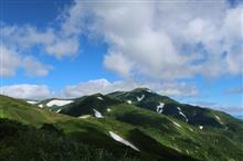 残雪とお花畑の稜線　夏の飯豊山