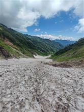 白馬岳登山　日本一の雪渓