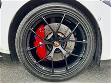 “コンペティション”の名が与えられた高性能セダンに、“BBS RI-D &#215; POTENZA S007A”を装着!! マットブラックの超超ジュラルミンホイール投入で、凄みがイッキに増しました。